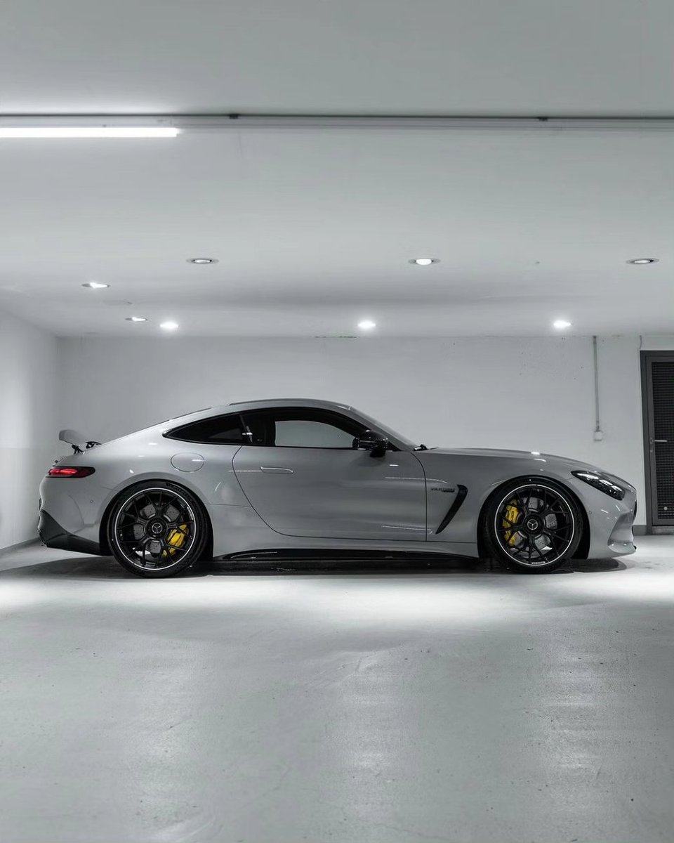 New dream car: 2024 AMG GT 63 4.0-L V8 BITURBO 4MATIC+ 0-100 km/h 3.2 sec 🦈 📸: @srs_swissrichstreets (IG)