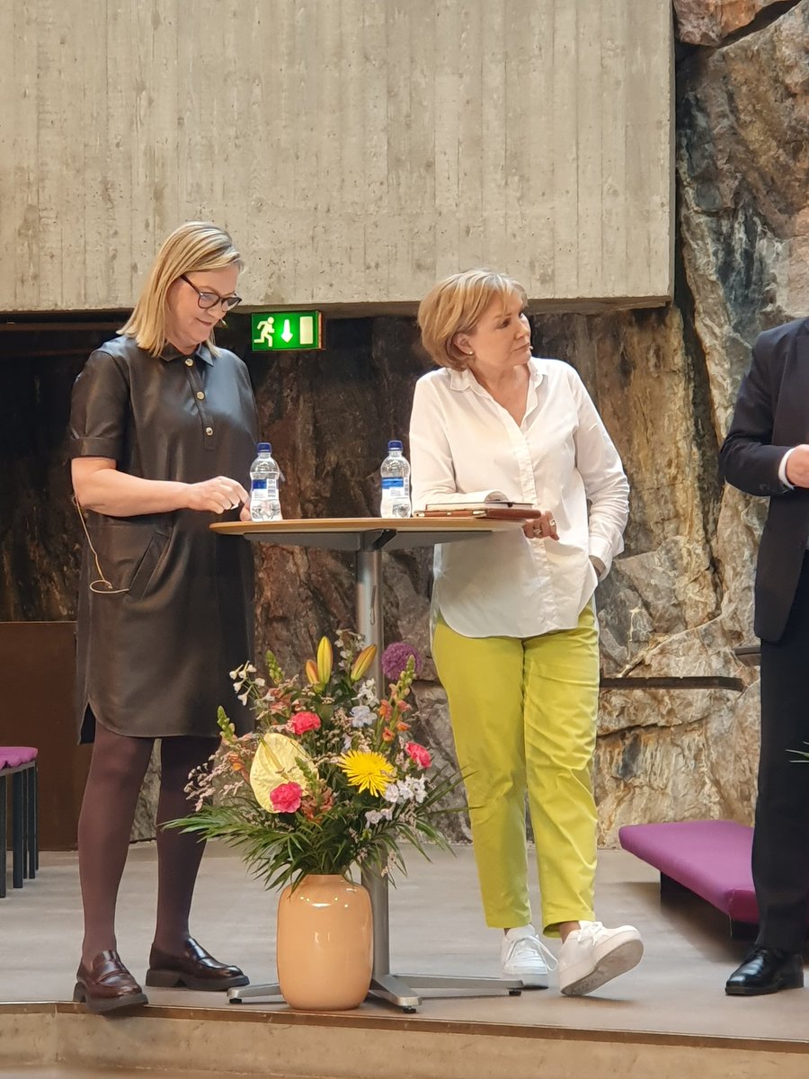 Eletään muutoksen aikaa, ja siihen kannattaa vaikuttaa. Tulevaisuus on nuorten. Näin ehdokkaat kannustivat nuoria äänestämään. Kiitos #euvaalit #arvokeskustelu <a href="/HennaVirkkunen/">Henna Virkkunen</a> <a href="/EeroHeinaluoma/">Eero Heinäluoma</a> <a href="/VilleNiinisto/">Ville Niinistö</a> <a href="/mauripeltokang2/">Mauri Peltokangas</a> <a href="/liandersson/">Li Andersson</a> <a href="/MikaLintila/">Mika Lintilä</a> <a href="/ER_Korhola/">Eija-Riitta Korhola-Dunderfelt</a> <a href="/EvaBiaudet/">Eva Biaudet</a>