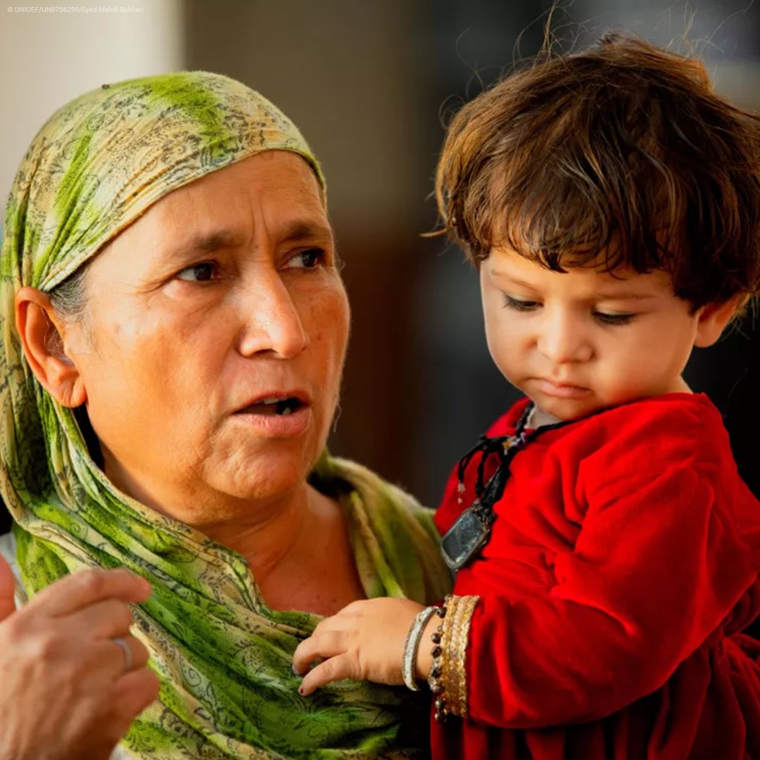 There was a time when Halima would have set the dog on any polio advocate who arrived at her door with vaccines for her grandchildren. Until she met Saima, a health worker from Gujro, Pakistan...this is their story: uni.cf/4aSxFnK #HumanlyPossible @UNICEF_Pakistan