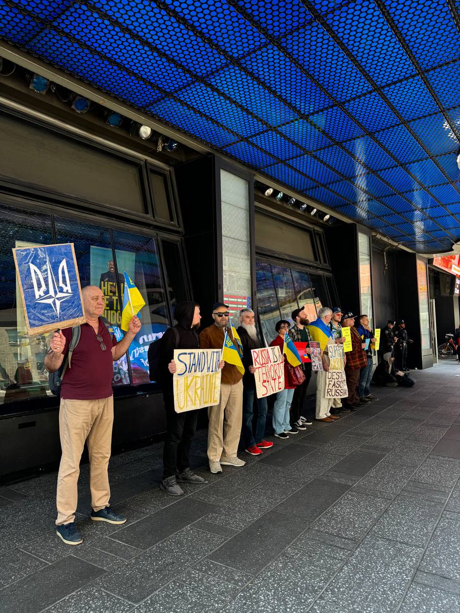 В Нью-Йорке активисты вышли на пикет на Таймс-сквер

На Таймс-сквер прошла еженедельная акция в поддержку Украины. Активисты ProtestNY вышли с плакатами против войны в Украине, а также в поддержку политзаключенных.