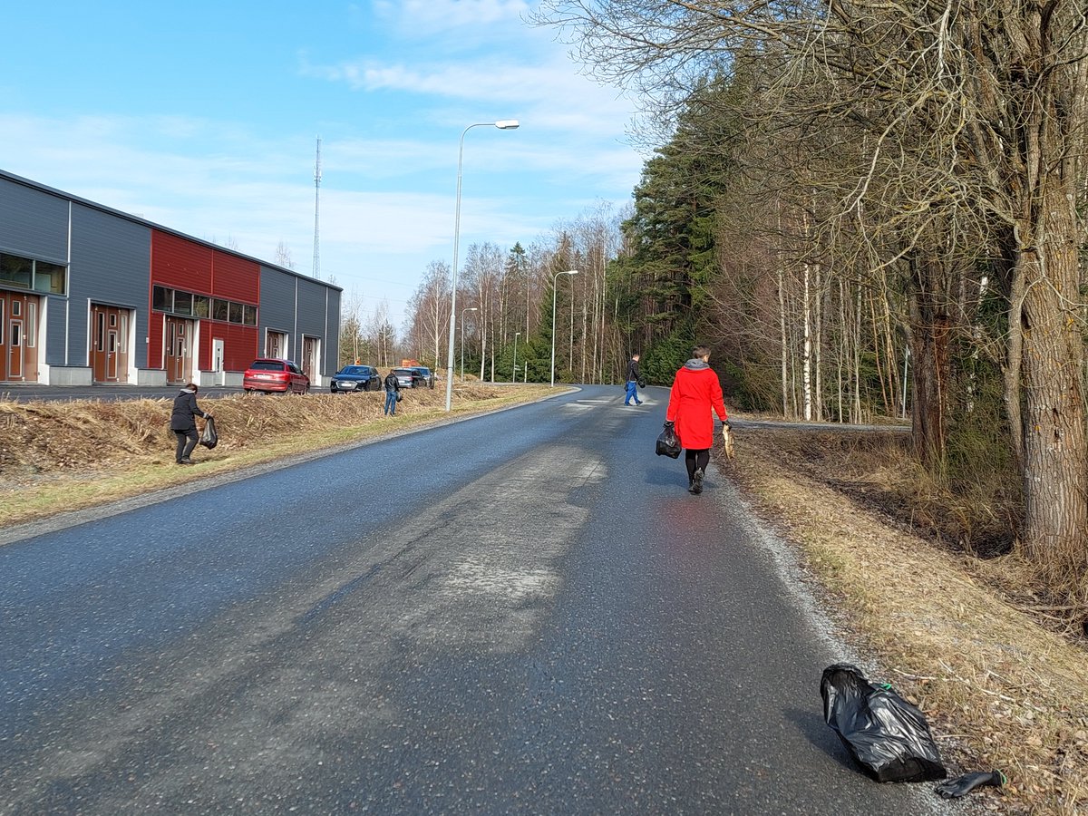 SariSoini's tweet photo. Ylöjärven kaupungin kehityspalveluiden johtotiimi tänään kokouksen lomassa talkoissa #Ylöjärvi #MiljoonaRoskapussia https://t.co/yhFgWRWmpu
