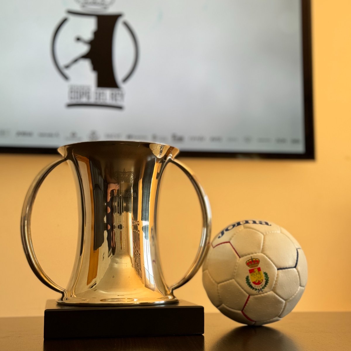 📢 ¡Hoy conoceremos la sede de la Fase Final de la #CopaRey2024!

⚔️ <a href="/FCBhandbol/">Barça Handbol</a>, <a href="/ciudadlogronobm/">Dicorpebal Logroño La Rioja</a>, <a href="/balonmancangas/">Balonmán Cangas</a>, <a href="/BMGranollers/">BM Granollers</a>, <a href="/BM_Caserio/">Balonmano Caserío Ciudad Real</a>, <a href="/BMTorrelavega/">Bathco Balonmano Torrelavega</a>, <a href="/BMCdadEncantada/">REBI Balonmano Cuenca 🌪️</a> y <a href="/CDBidasoaIrun/">CD Bidasoa Irun</a>, a por una nueva edición

#Balonmano