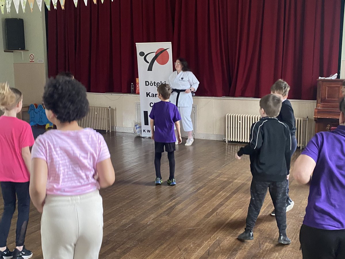 BoghallPSch's tweet photo. P4 are having a great start to Health Fortnight this morning with a Karate taster session with @DotekiC @WlhwbChamps @ActiveS_Bgate @WL_UNCRC #BPSRRS #therighttogoodhealth https://t.co/iumOmqyzwX