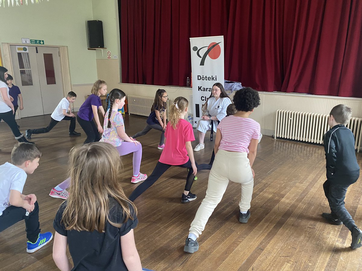 BoghallPSch's tweet photo. P4 are having a great start to Health Fortnight this morning with a Karate taster session with @DotekiC @WlhwbChamps @ActiveS_Bgate @WL_UNCRC #BPSRRS #therighttogoodhealth https://t.co/iumOmqyzwX