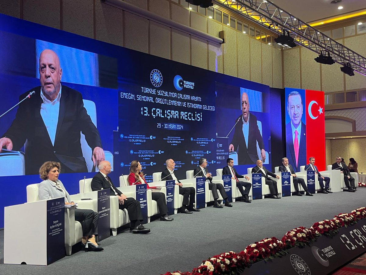 Genel Başkanımız Mahmut Arslan, 'Türkiye Yüzyılında Çalışma Hayatı:Emeğin Sendikal Örgütlenmenin ve İstihdamın Geleceği' 13.Çalışma Toplantısında konuşuyor.