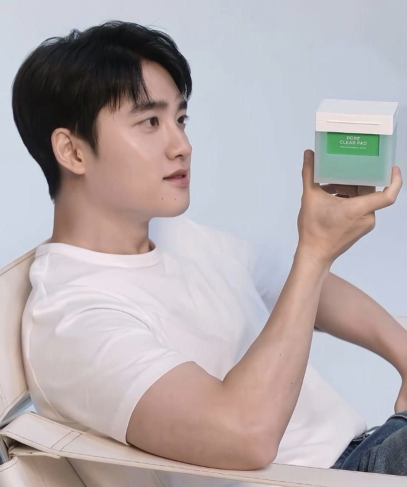 i hope i will find someone that'll look at me the way doh kyungsoo looks at the dermatory box...