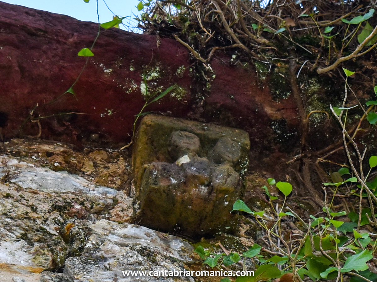 Canecillo con dos figuras humanas en los restos de la ermita de San Pedro del Otero.  

#cantabria #arte #historia #románico #medieval #patrimoniocultural