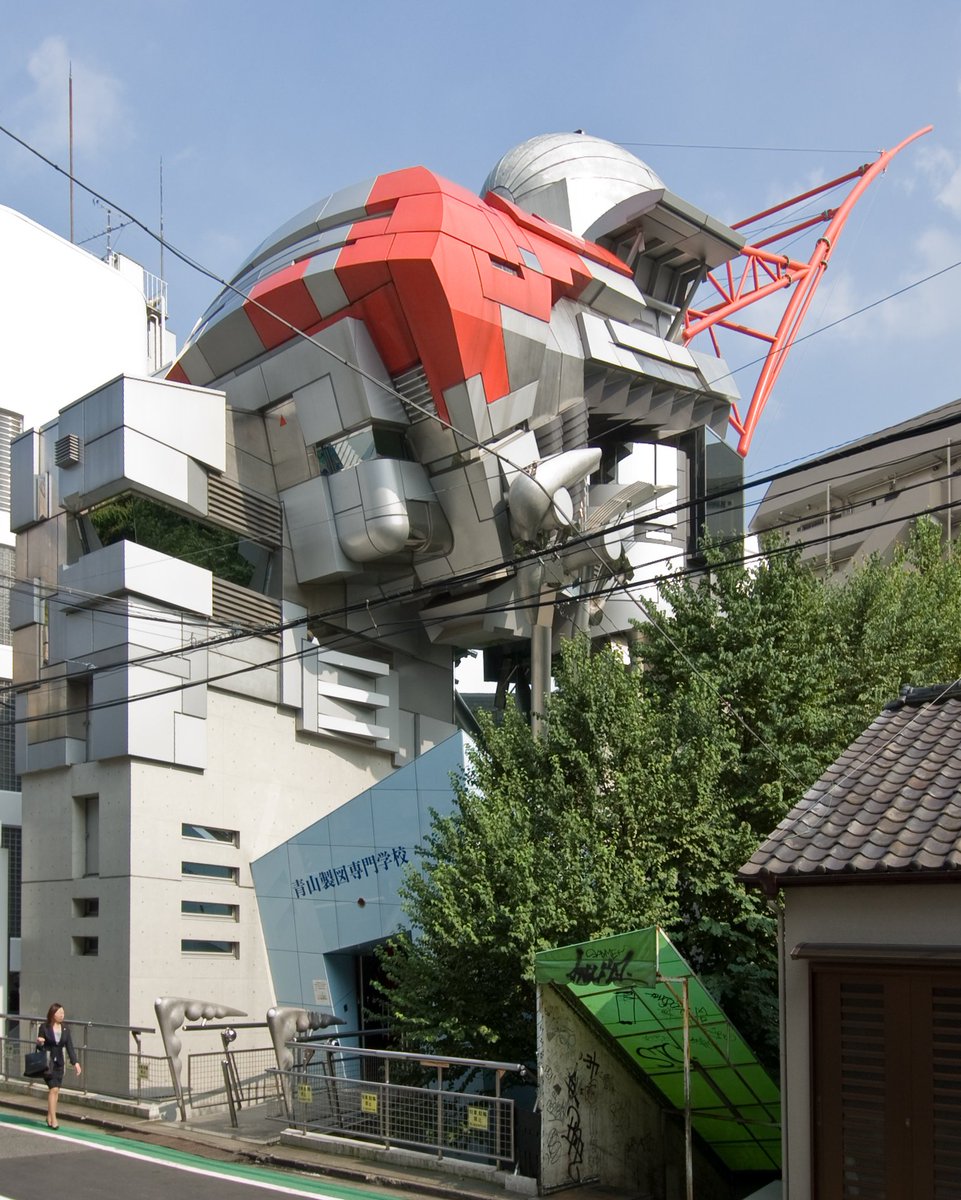 À propos of mechas... This is what occurs when you are a fan of Gundam and its brethren: the Aoyama Technical College, designed by architect Makoto Sei Watanabe (1990)