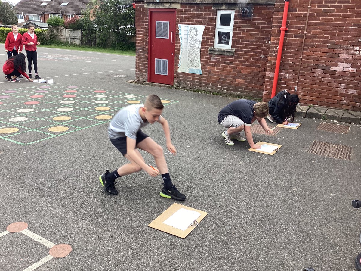 Monday morning means new spellings for #DosbarthYrWyddfa. This week we practised our new words with a spelling relay! #AmbitiousCapableLearners