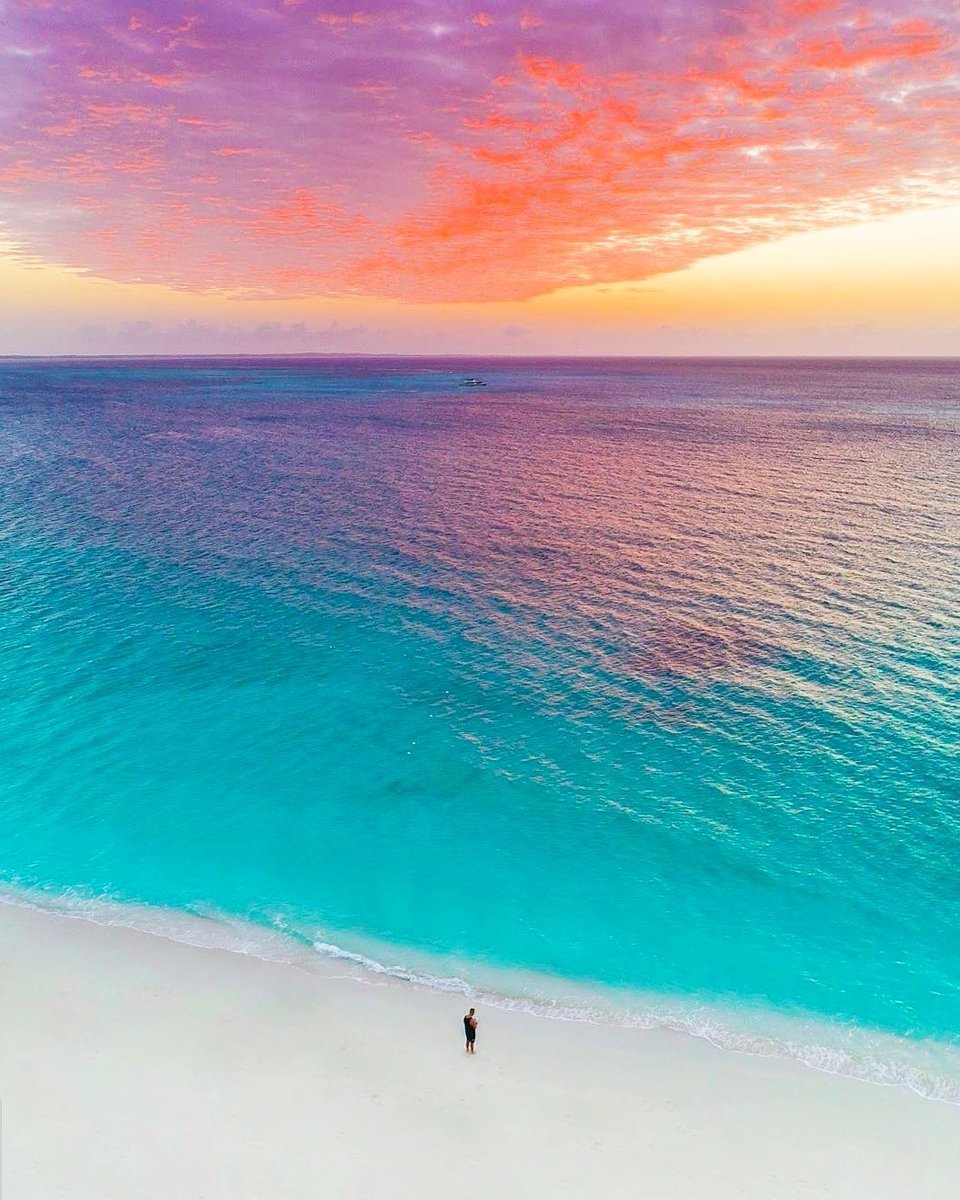 Here are most beautiful beaches from around the world - a thread🧵👇 1. Grace Bay, Turks and Caicos 🇹🇨