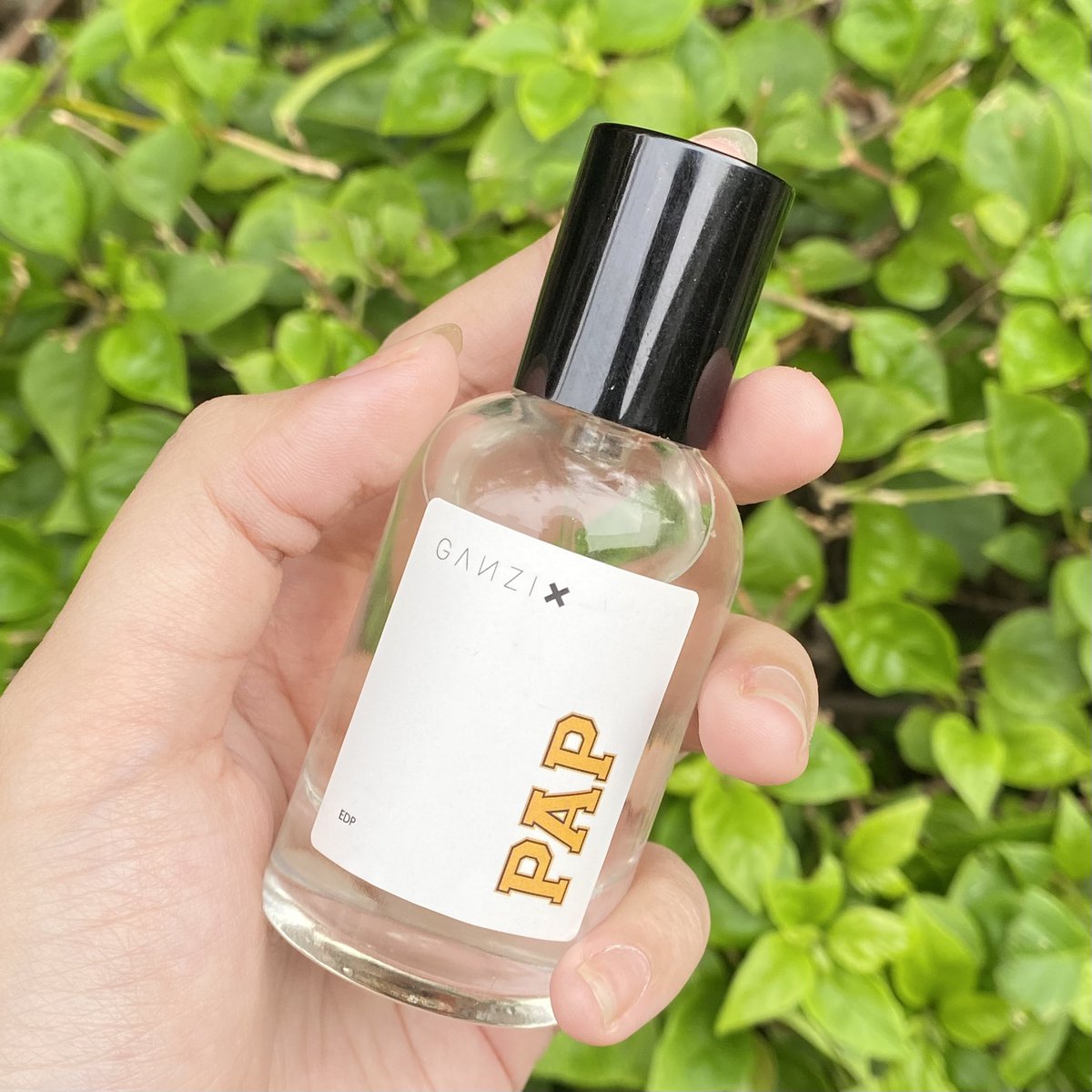 sebagai pengguna krl kaya aku, kalo nemu parfume enak bawaannya pengen pamer wangi ke orang orang teruss🫵😂 ketahanannyaa juga bikin gampang dinotis deh asli! #racuninparfume