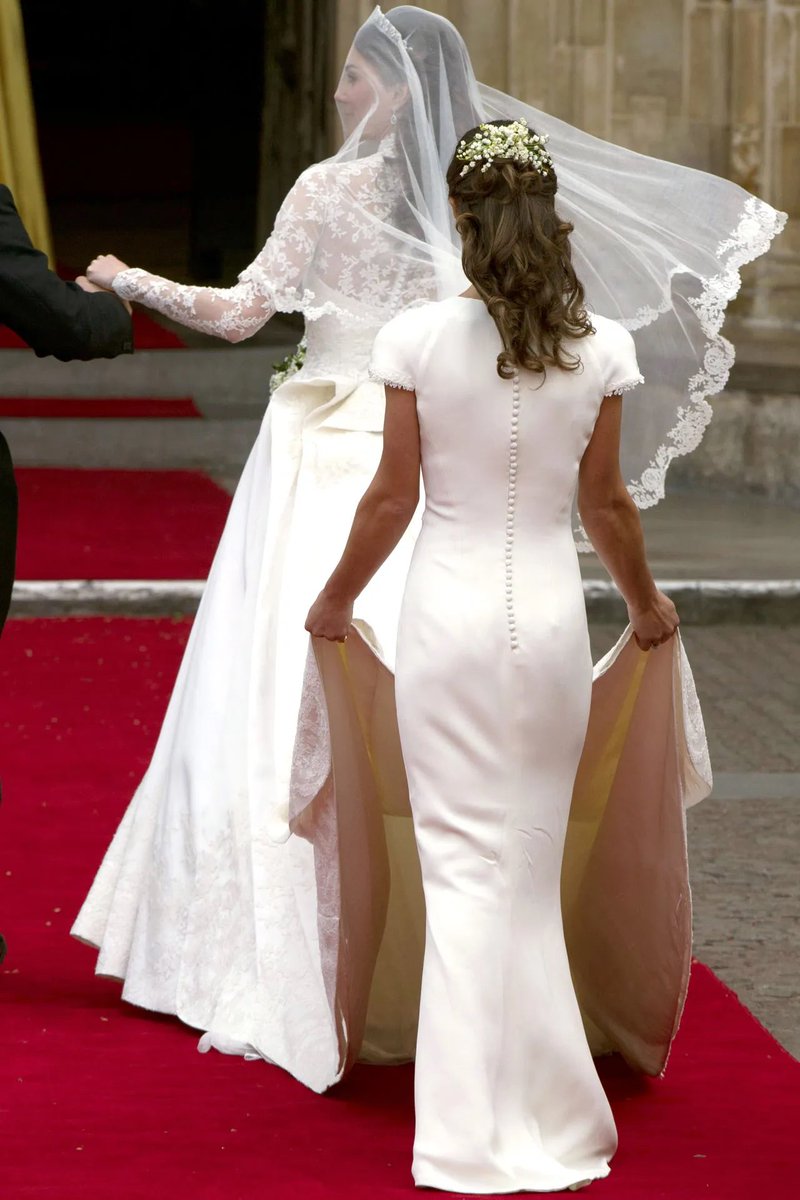 The ONLY Royal Pic from behind to ever #BreakTheInternet took place on this day 13 years ago. Happy Anniversary to Pippa’s smoking silhouette!