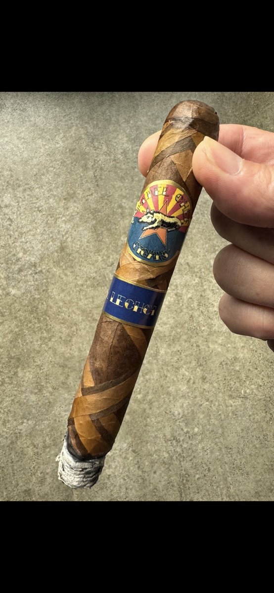 Good morning coffee and smoking an El Lechón by ⁦@RebelChefJay⁩ #Cigar