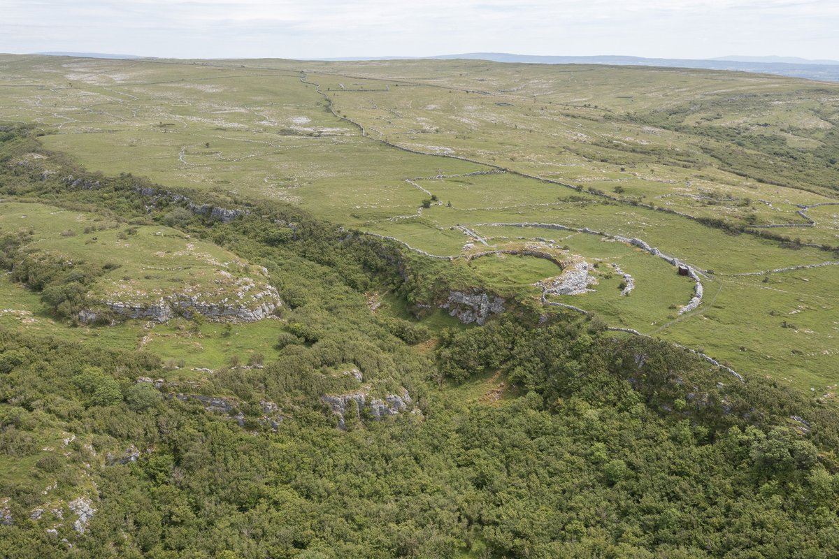 CALENDAR MONUMENTS– April 2024 Cahercommaun, Co Clare #MonumentalIreland A 9th century cliff-edge stone fort that makes use of one of the many precipitous valleys that criss-cross the Burren. ➡️tinyurl.com/3s5n9smx #Heritagewellbeing #HeritageIreland2030 #BurrenHeritage