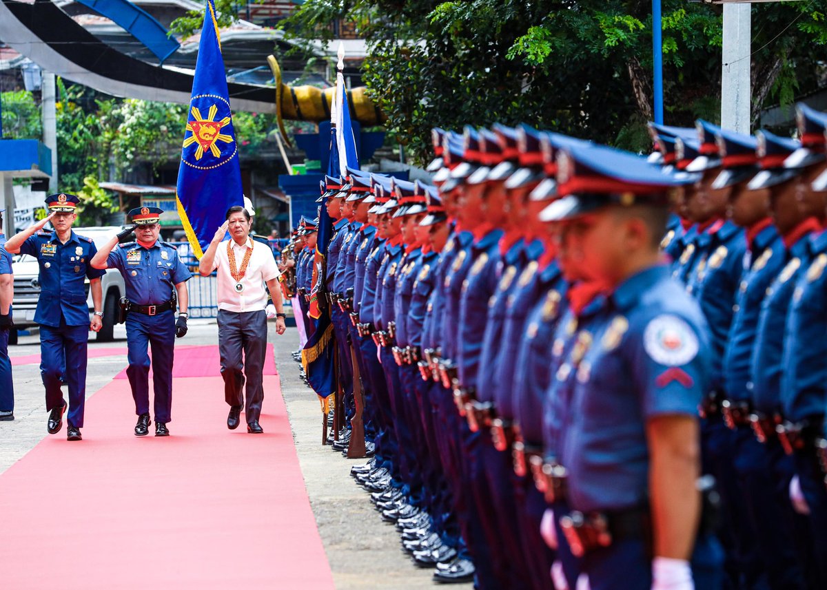 President Ferdinand R. Marcos Jr. on Monday welcomed the 100 former Moro guerillas who successfully completed the six-month field training course to join the PNP and urged them to actively participate in writing a 'new chapter' for the BARMM. (📷: PCO)

ptvnews.ph/pbbm-to-ex-reb…