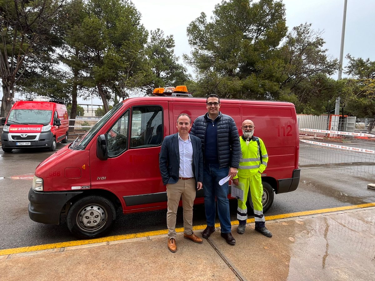 A través de @BomberosDipuALC donamos una furgoneta al Ayuntamiento de Benimarfull para realizar servicios municipales 🛻 Damos así una nueva vida a estos vehículos que, aunque ya no cumplen los requisitos que requieren los bomberos, pueden ser usados para otras tareas 🚨