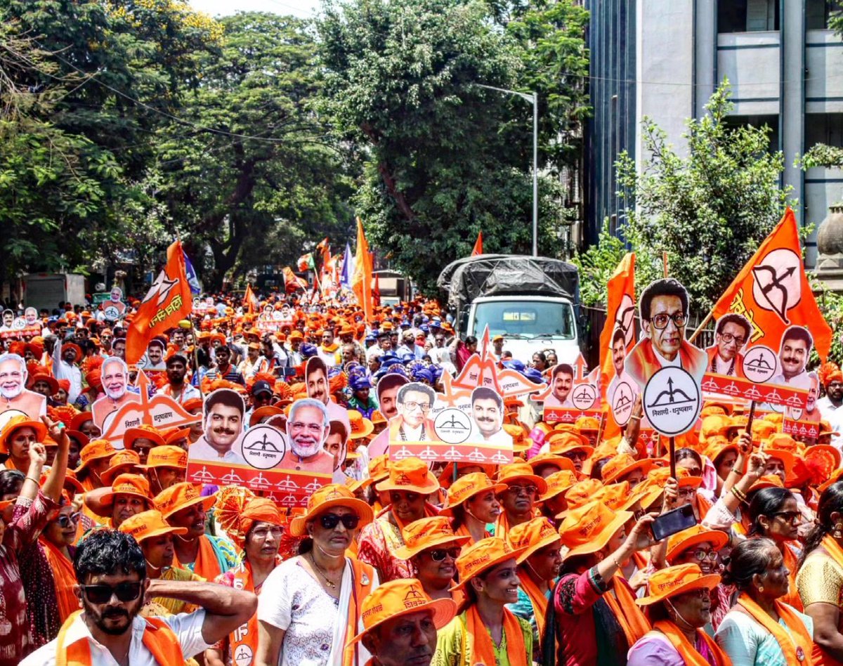 दि.२९/०४/२४ दक्षिण मध्य मुंबई महायुती उमेदवार राहुल शेवाळे यांच्या जी.पी.ओ मेन गेट ते जुनी आरबीआय इथे होणाऱ्या चला फॉर्म भरायला या रॅलीत सहभाग घेतला.त्याप्रसंगी आ.आशिष जी शेलार व महाराष्ट्राचे मुख्यमंत्री एकनाथजी शिंदे,मुंबईचे पालकमंत्री दीपक जी केसरकर हे देखील उपस्थित होते