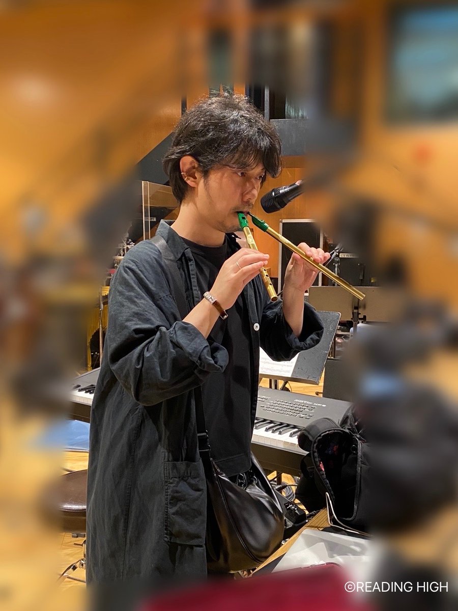 本日、音楽リハーサルの初日でした🎼

今回はチェロが5本と贅沢な編成！
生の音楽を聴いてスタッフもわくわくしてきました。
#リーハイアヴァロン ぜひ劇場で素晴らしい音楽を体感してください🎻💫

音楽監督・村中さんと新アイテム🪈のお写真です📸