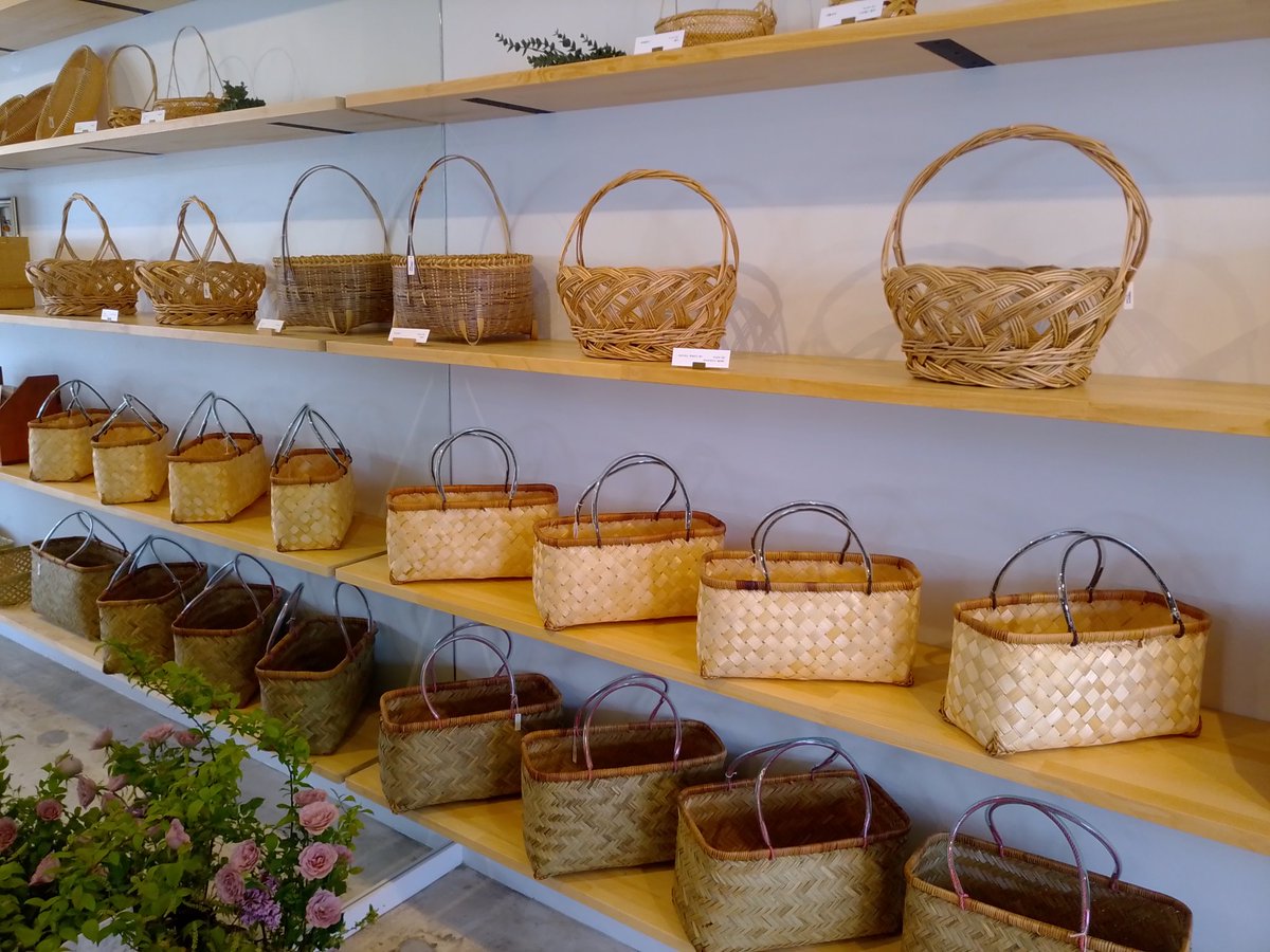 ayn877___'s tweet photo. 皆様、こんばんは🌛
#あやねfarm では春の陶器市で『暮らしの品つかもと』様の店舗の一部をお借りして営業させて頂いています🌈🏝️

#暮らしの品つかもと 様の店内はとっっっても素敵な空間に、生活に取り入れたいおしゃれな品が沢山並んでいてウキウキしました✨✨

#益子陶器市
#益子町
#国産バナナ https://t.co/06ftBFna5g