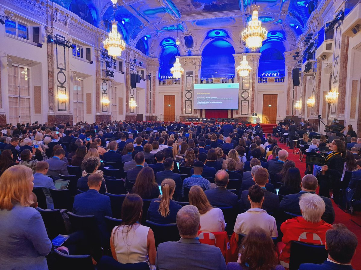 Starkes und sichtbares Signal österreichischer Außenpolitik. 140 Staatenvertreter*innen, Zivilgesellschaft und Wissenschaft debattieren Regulierung autonomer Waffensysteme. Eröffnung in der Wiener Hofburg mit @a_schallenberg.