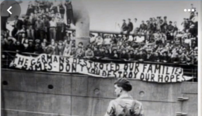 Almanlar ailelerimizi yok etti, siz umutlarımızı yok etmeyin... Bu fotoğraftaki pankartta yazan bu. Ve bu gemi 1947 yılında Hitler zulmunden kaçan Yahudileri Filistin limanına getirmiş. Allah belanızı versin nankör pislikler.