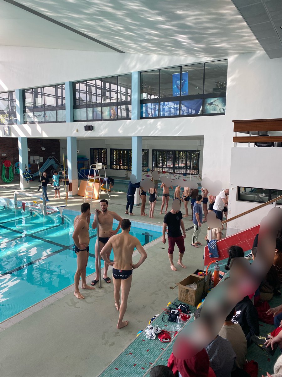 Ça y est , le public est installé à la piscine de @villeclichy (école Eiffel) et les athlètes de l’équipe de France de Water-polo sont prêts !  Les élèves du @Lycee_Auffray et @VanGoghClichy s’échauffent . @EpsVersailles @acversailles @FFNatation #TeamAuffray2024 #generation2024