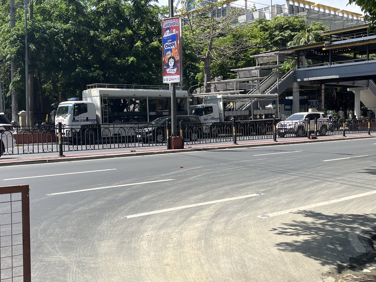 PULIS ANG TOTOONG PERWISYO SA DAAN. Nakaharang sa malaking bahagi ng University Ave., UP Diliman at iba pang mga daanan ang kapulisan upang pigilan ang mga tsuper at operator na makadaan. #NoToJeepneyPhaseout