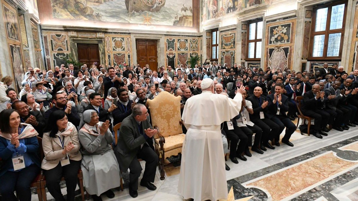 #VaticanNews Esta mañana el #PapaFrancisco recibió en audiencia a los Hijos de la Caridad y a los Hermanos de San Gabriel. La uniformidad mata, dijo, la armonía, fruto del Espíritu, hace crecer vaticannews.va/es/papa/news/2…