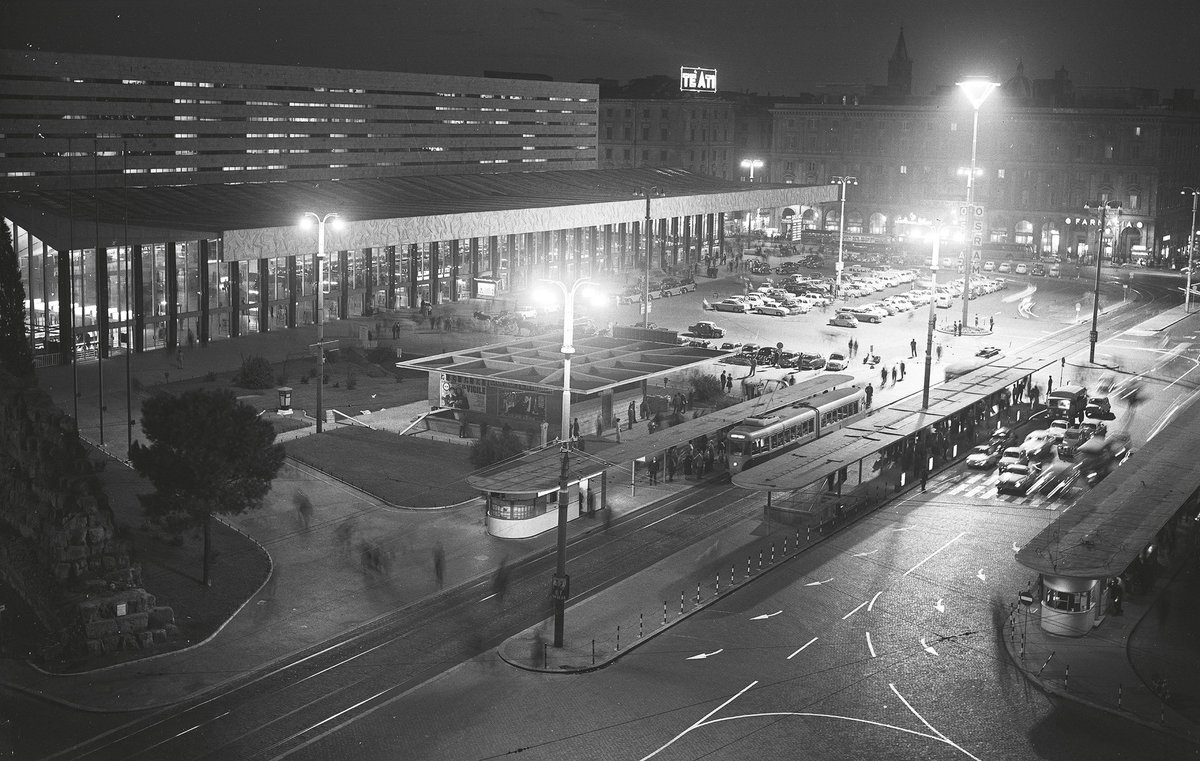 Stazione Roma Termini, piazza dei Cinquecento con la lampada Osram allo xeno, il lampione più potente tipo del mondo. 

Anni '60.