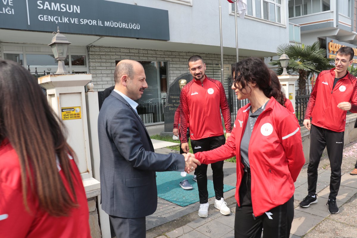 İl Müdürümüz Feyzullah Dereci Samsun Yurt Voleybol takımlarını Karabük'e uğurladı. Kredi Yurtlar Genel Müdürlüğü tarafından Karabük' de düzenlenecek olan bölge şampiyonası öncesi sporcular bir araya gelere konuşma yapan İl Müdürümüz Feyzullah Dereci sporculara başarılar diledi.