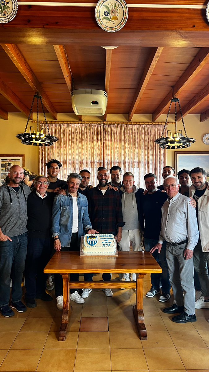 😋🤍💙 El #JuvenilA disfrutó de una merecida comida en Mesón Can Pedro para celebrar el ascenso a 𝐃𝐢𝐯𝐢𝐬𝐢𝐨́𝐧 𝐝𝐞 𝐇𝐨𝐧𝐨𝐫. 🍰 @lastartasdeesther 🔝 #ATBase