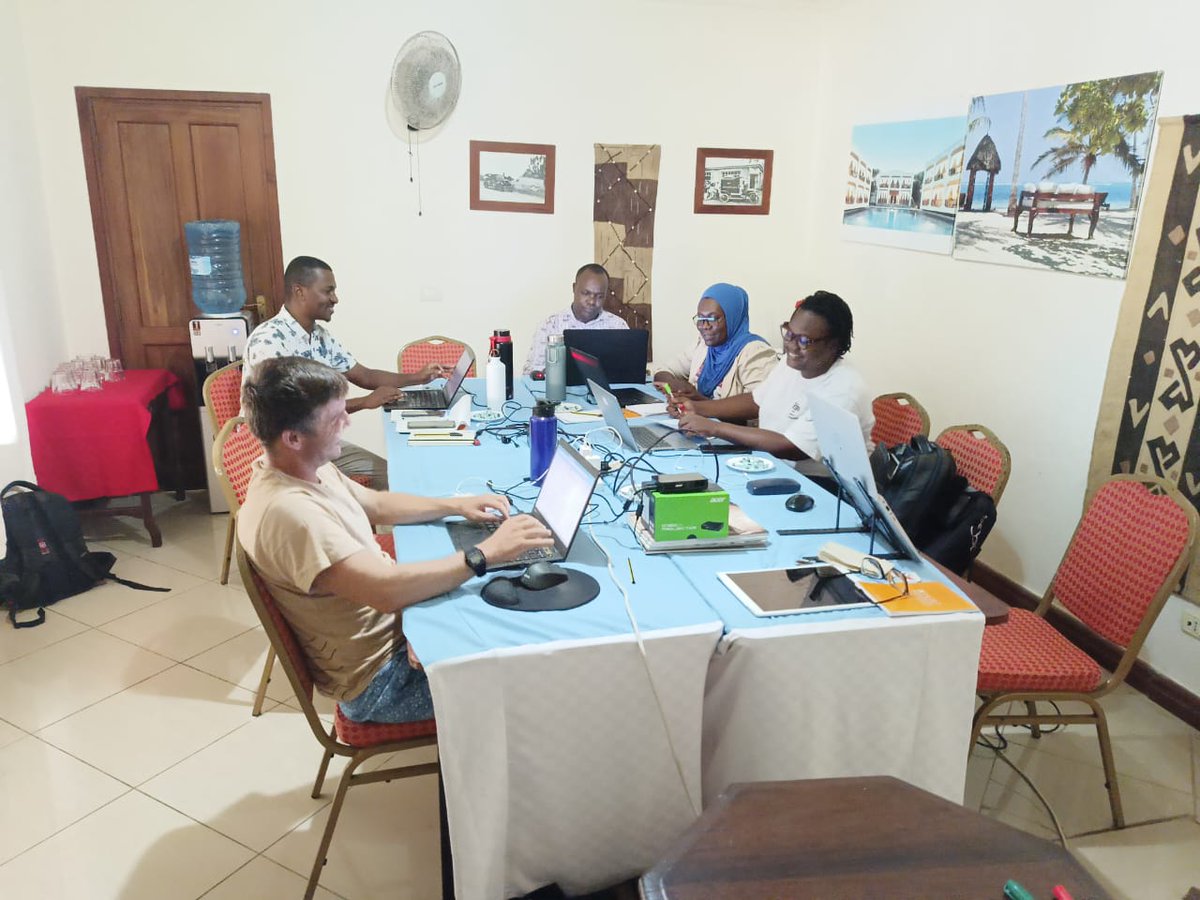 Our team of researchers from the Coastal and Marine centers in collaboration with @WWF,@KWSKenya ,@IFAW, @Pwani University, and Baharini Hai are working on a sea turtle mapping report.
#seaturtle #Seaturtleconservation #OCeanLife