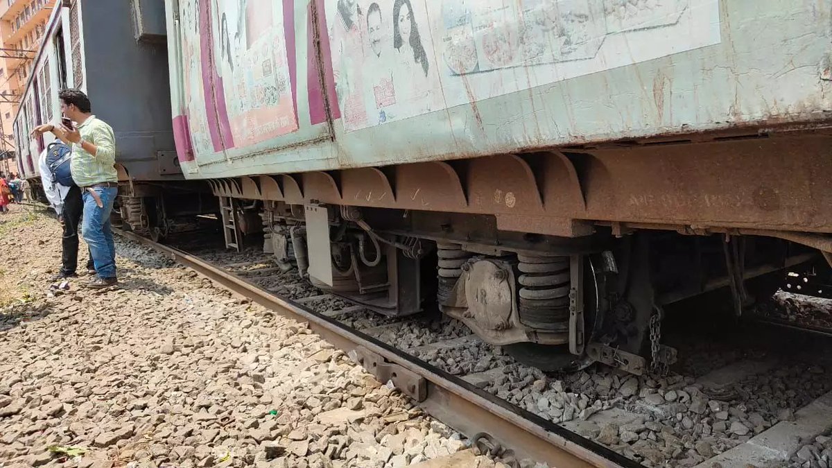 मुंबई: CSMT स्टेशन पर पटरी से उतरी लोकल ट्रेन, बाल-बाल बचे यात्री #Mumbai #Panvel #CSMT #Accident #Trainaccident #bogie #latest #AaryaaDigitalOTT