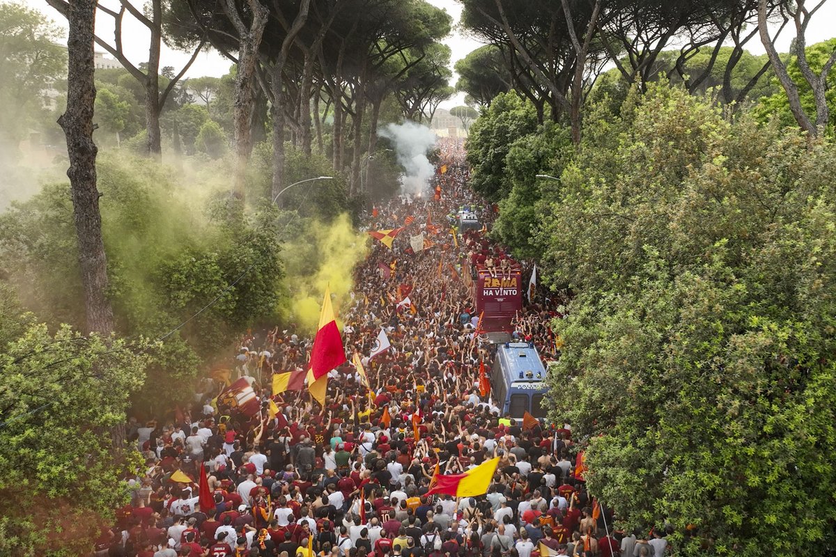 Abbiamo fatto di meglio per una Conference League, immagina cosa può succedere per uno scudetto😂 @OfficialASRoma @friedkingroup dateci la possibilità di far vedere il famoso “gradino sotto” per favore 🙏