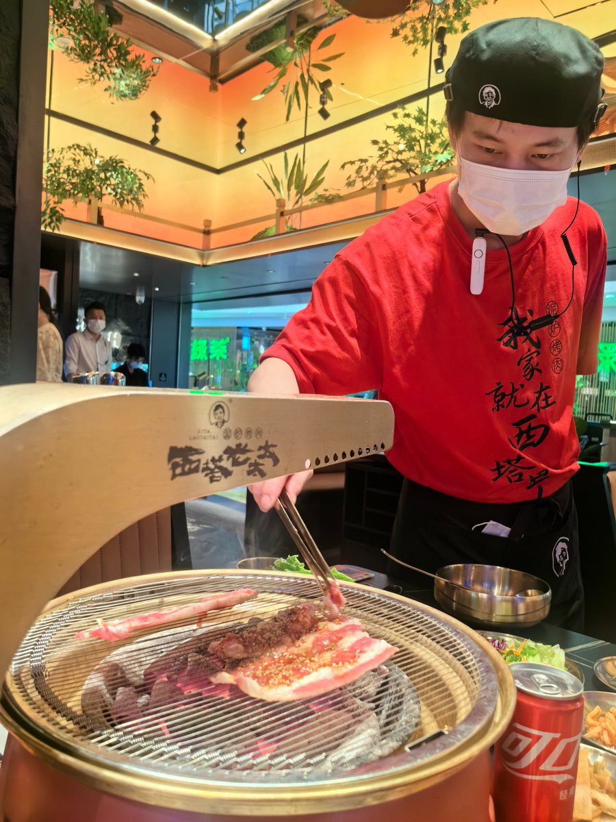 现在的服务业态度都这么好吗？
去烤肉店
只需要带嘴就行 https://t.co/mmY2glGb6R