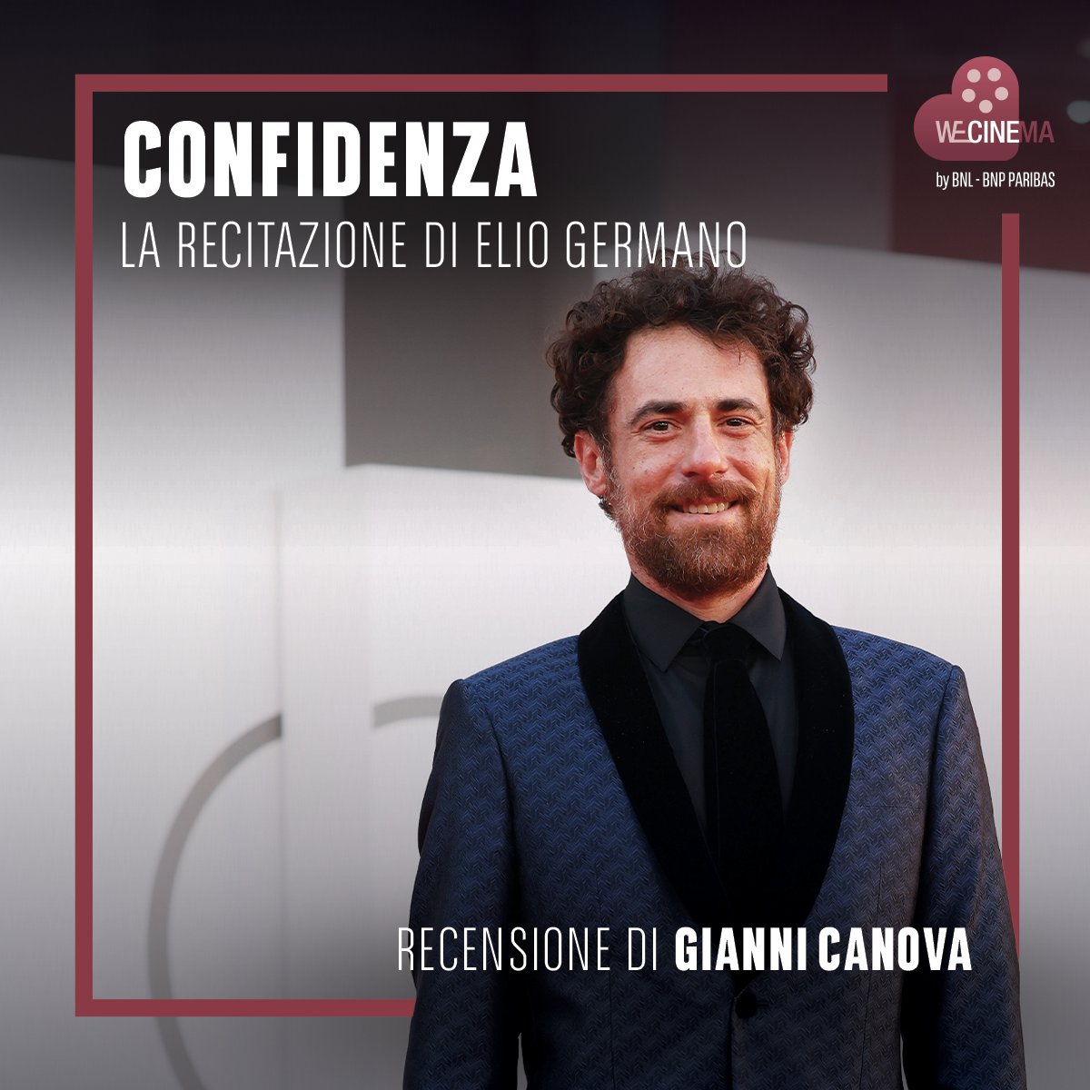 WeCinema's tweet photo. 𝑪𝒐𝒏𝒇𝒊𝒅𝒆𝒏𝒛𝒂
𝐋𝐚 𝐫𝐞𝐜𝐢𝐭𝐚𝐳𝐢𝐨𝐧𝐞 𝐝𝐢 𝐄𝐥𝐢𝐨 𝐆𝐞𝐫𝐦𝐚𝐧𝐨
Recensione di Gianni Canova

“Ti rendi conto che questa cosa se si sapesse ti distruggerebbe?”. Dice così Teresa (Federica Rosellini) al prof. Pietro Vella (Elio Germano), suo ex-insegnate di italiano al liceo, ora suo amante e compagno, dopo che i due – di comune accordo – hanno deciso di rivelarsi reciprocamente il segreto più inconfessabile delle loro vite, di farsi la “confidenza” che li terrà uniti per sempre. Pietro la ascolta – nomen omen ? – come impietrito. Ed Elio Germano presta al personaggio il volto e l’espressione di chi si sta rendendo conto che l’aver rivelato quel segreto potrebbe essere il laccio o il cappio che lo terrà prigioniero per il resto dei suoi giorni. Lacci, si intitolava il precedente film di Daniele Luchetti, come questo tratto da un romanzo di Domenico Starnone.

Confidenza è la fenomenologia esistenziale di un ulteriore “laccio”: quello legato all’incauta rivelazione di qualcosa di terribile, indicibile e inquietante.  E’ lui, il segreto, il vero protagonista del film: e giustamente a noi spettatori non verrà mai rivelato che cosa ha davvero detto Pietro a Teresa. Potrebbe anche essere un McGuffin, un pretesto narrativo per mettere in moto l’indagine socio-antropologica sulle fragilità, le debolezze e lo ossessioni del maschio borghese (e intellettuale…) nell’Italia di oggi. Sta di fatto che il segreto sta lì, ossessivo, minaccioso, perturbante. Genera le allucinazioni e le paranoie del protagonista, il suo timore di essere scoperto, o di poter essere ricattato dalla donna a cui l’ha rivelato. Confidenza è un film sul rapporto fra amore e paura. Sulla paura dell’amore e sull’amore per le proprie paure. Ed Elio Germano è davvero perfetto nell’incarnare – nelle varie età della vita in cui viene mostrato il suo personaggio – tutta la semiotica e la prossemica dell’impaccio, dell’inganno, del narcisismo, del disincanto. Non è un eroe, Pietro Vella. Non è il protagonista di un melò fiammeggiante sulle conseguenze dell’amore. Non ha particolare carisma. Gli studenti lo amano – ci viene ripetuto fino alla nausea – ma davvero non si capisce perché. Non lo vediamo impegnato in aula in performance didattiche nello stile del prof. Keating di L’attimo fuggente. Ride, è cameratesco, azzecca qualche battuta, ma non si capisce davvero come faccia a interpretare l’insegnamento come un’arte del “lasciare un segno”.
Ma in ciò sta uno dei pregi dell’interpretazione di Elio Germano: nell’aver fatto di Pietro Vella un individuo “normale”, ordinario. Con i suoi sorrisi, i suoi silenzi, le sue reticenze. Spesso Daniele Luchetti lo inquadra in controluce, quasi a voler lasciare il suo viso in ombra. Pensiamo anche solo alla scena del primo bacio con Teresa, o alla sequenza in cui, sul tetto di un hotel, medita di gettarsi nel vuoto, con il disco del sole che risplende dietro la sua testa e gli genera quasi una sorta di aureola luminosa attorno al capo. Ma il viso è in ombra. Perché il prof. Vella di Elio Germano è un uomo ombroso: lo è da giovane, quando – capelli ricci e barba rossiccia – sembra affrontare spavaldo la vita e lo è ancora di più da vecchio, quando si alza a fatica dalla poltrona, schiena curva e ossa doloranti, e si affaccia alla finestra a contemplare il vuoto della sua vita. Per tutta la vita ha cercato di mostrarsi migliore di quello che è. Ha indossato maschere poco credibili per nascondere le sue debolezze, ma quasi nella speranza di essere prima o poi smascherato. Elio Germano gli conferisce un mistero che va oltre i gesti, gli sguardi, i silenzi. C’è in lui qualcosa di oscuro, qualcosa che lo rode dentro, e che genera le frequenti allucinazioni partorite dalla sua mente contorta.

Qualcosa che interroga noi spettatori e ci induce a sorvolare su certi eccessi didascalici della sceneggiatura (che bisogno c’era, nel finale, di ricordare di nuovo i limoni ammuffiti trovati nel frigo di Teresa?) per concentrarci, appunto, sulla fenomenologia di un uomo in fuga da se stesso. Mentre la colonna sonora di Thom Yorke (già frontman dei Radiohead) aggiunge aritmici e dissonanti scricchiolii e gemiti e stridori alle contorsioni psicologiche del protagonista, Elio Germano – cupo, impalato, allucinato, ma anche superficiale, approssimativo e scombussolato, talora ansimante talora strafottente  - trasforma in carne viva le contraddizioni del suo personaggio e ne evidenzia l’ineludibile e banalissima mediocrità. Di tanto in tanto violente dissolvenze in nero aprono ellissi abissali nel dipanarsi della storia: tra l’una e l’altra, in un labirintico andirivieni temporale, lui resta lì, solo e sperduto, affacciato sul vuoto, in mezzo a tanti limoni che rotolano dallo scalone del palazzo del potere, aspettando solo di marcire. C’est la vie.

#welovecinemait #GianniCanova #Confidenza