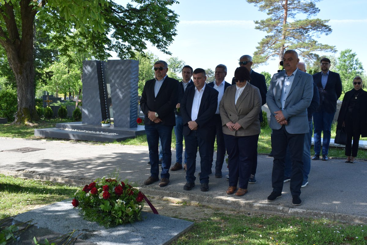 Prije 17 godina napustio nas je naš Ivica Račan. Bio je nositelj promjena, otac hrvatske demokracije, veliki državnik i još veći čovjek, koji je ostavio neizbrisiv trag na hrvatsku politiku i društvo. Zbog svega što je napravio za svoj SDP i Hrvatsku – dragi Ivice, veliko hvala!