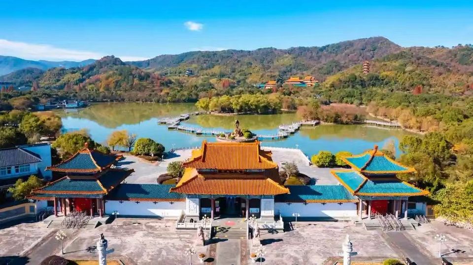 When you come to Dayin Town, you must not miss the Tianxia Jade Garden Scenic Area. Walk through the Jade Garden Gate Tower, admire the jade king stone, the treasure of the town, and feel the warmth of jade culture. #Yuyao #travelling #FunInNingbo