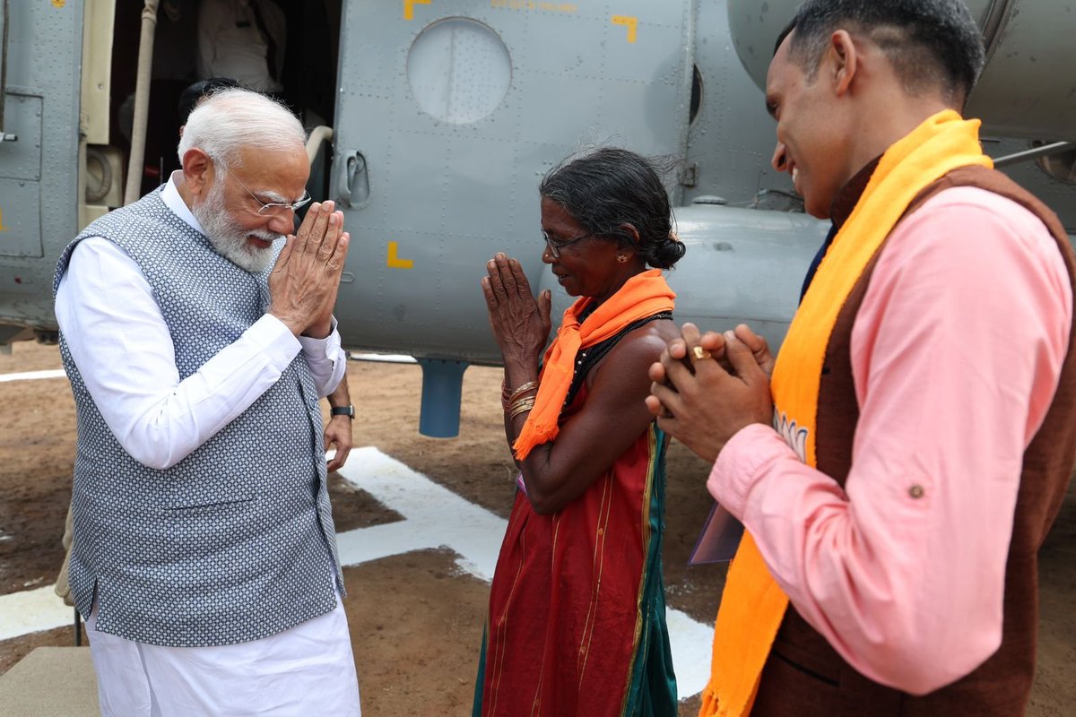 PM Narendra Modi met Mohini Gowda, a fruit seller from Ankola, during his recent visit to Sirsi in Karnataka

PM Modi participated in a public rally in Sirsi, Uttara Kannada district in Karnataka. On his arrival at the helipad, he first met Mohini Gowda.
