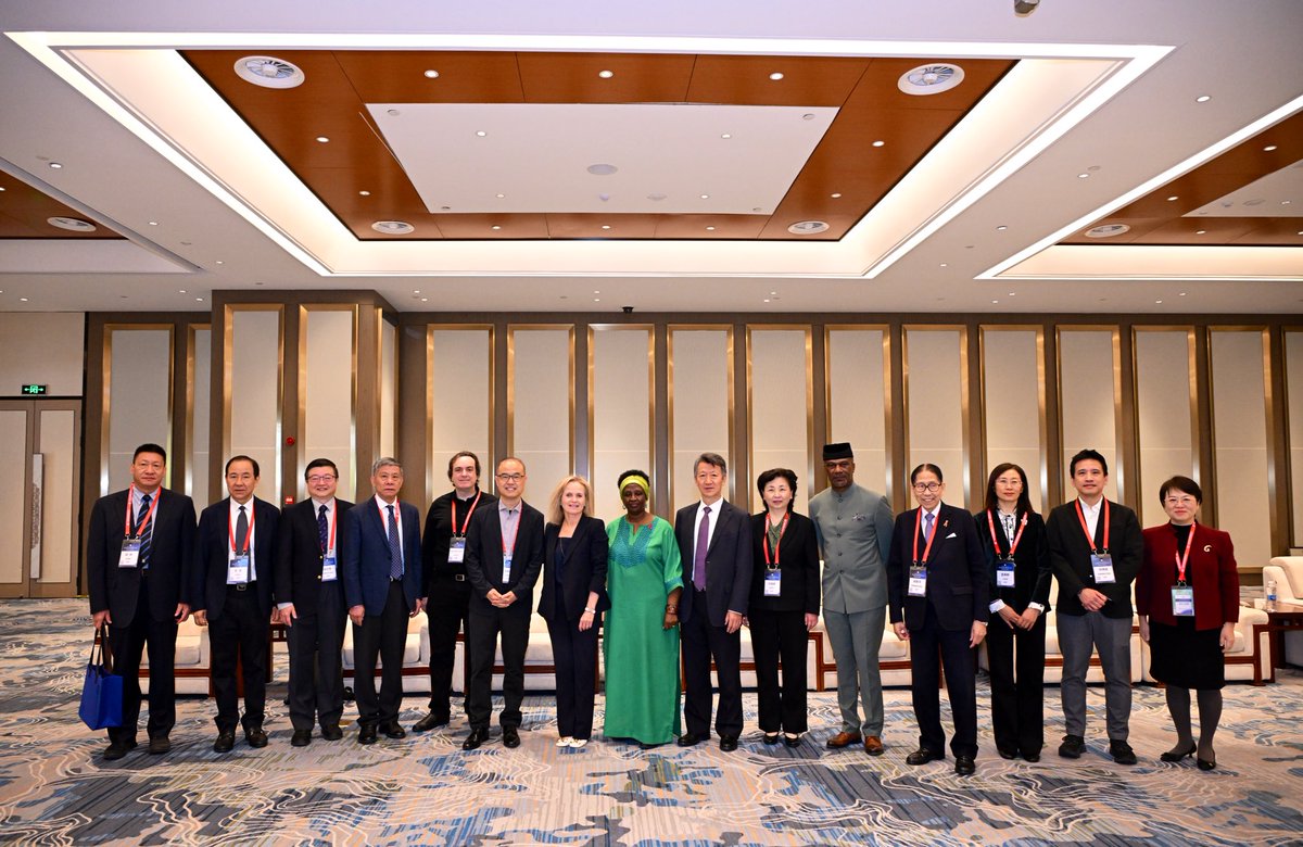 🧵Director of UNAIDS Multilateral Systems Office @museminaliR joined Chang Jile, DDG of National Disease Control and Prevention Administration, people living with HIV, communities, experts and the private sector for 9th National AIDS Conference, China’s most important HIV event.