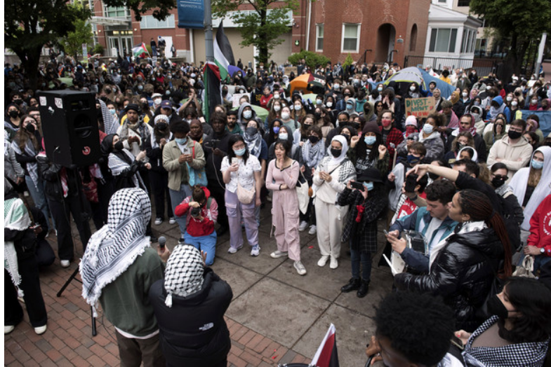 Hier seht ihr Pro-Palästina Demonstranten der George Washington University am 27. April 2024. ... na, fällt euch was auf?