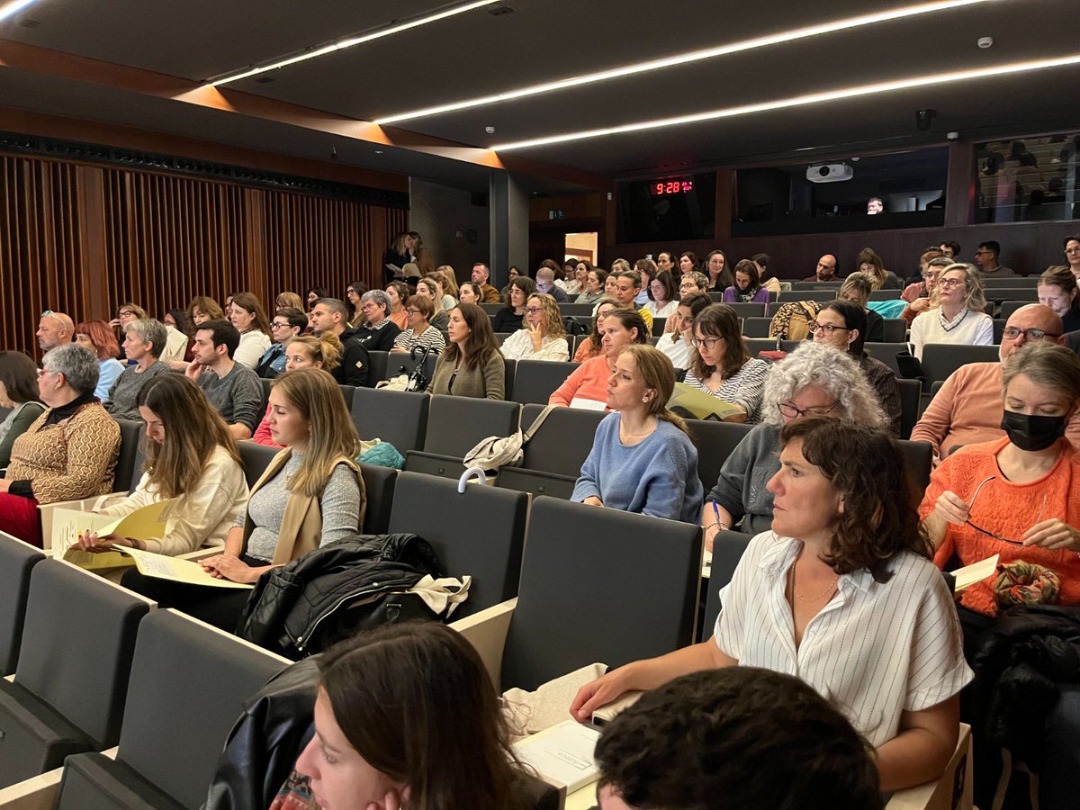 El conseller @AVeraAlemany inaugura la Jornada de Competència Comunicativa organitzada per la Conselleria d’Educació, reunint un centenar de docents de les Illes Balears per potenciar l’ensenyament de la lectura i l’escriptura. 📚✍️ Més informació ⤵️ tn.caib.es/Vs1AmdD1AU9j