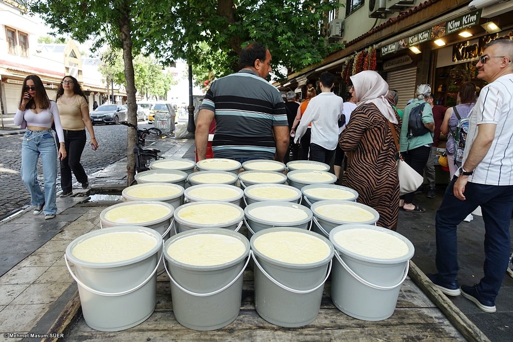 Maalesef yoğurdu da tek tipleştirdik! / Mixabin me mast jî kir yek! Diyarbakır, 28/04/2024 #Diyarbakir #Amed #street #Documentary #masumsuer #Travel