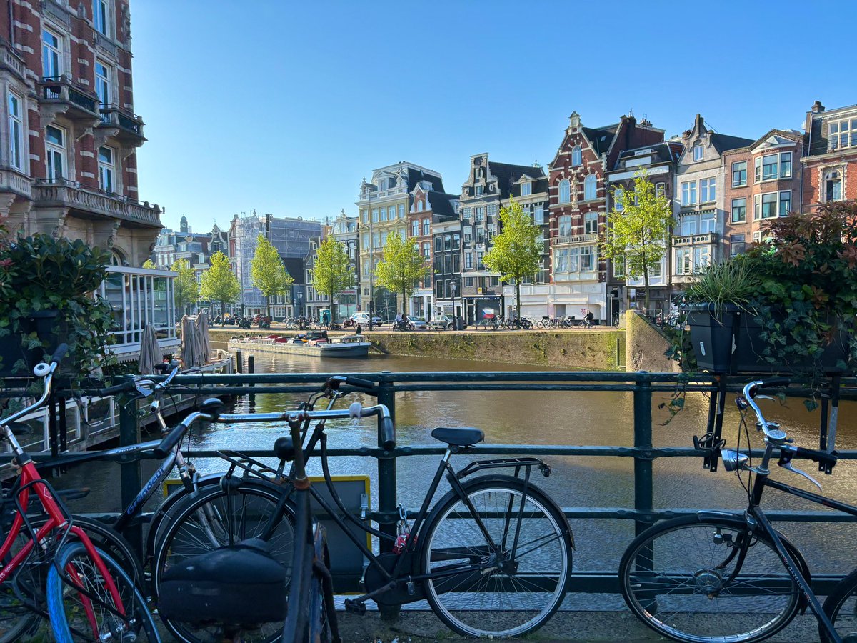 Day 1 of the Amsterdam Complexity School on Climate Change, and what a beautiful day it is ☀️ Very excited to collaborate with some fantastic interdisciplinary and transdisciplinary ECRs on tackling climate change through a complexity science lens 🌎 @AmsterdamCSCC #ACSCC2024