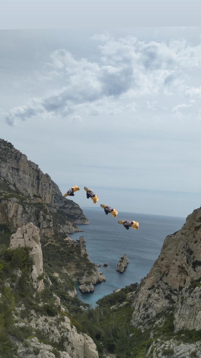 *plonge dans les calanques*