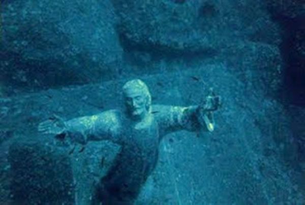 El Cristo del Abismo es una escultura subacuática, localizada en San Fruttuoso, entre Camogli y Portofino (Italia)