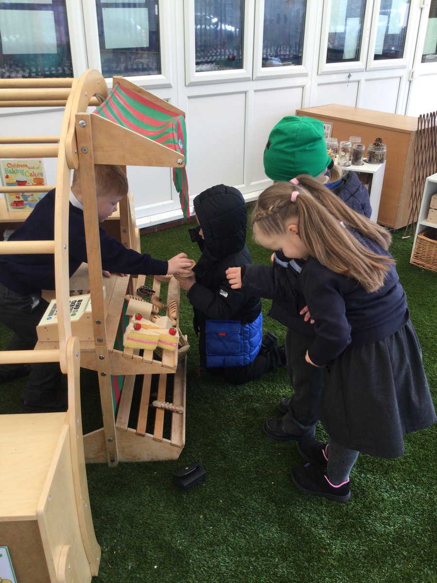 Bake, bake, bake me a cake! Seahorses enjoying our new bakery set up outside in the sunshine! 🍰