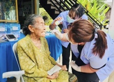 Fortadison's tweet photo. เมื่อ 10 เม.ย. 67 รพ.ค่ายอดิศร มทบ.18 จัดกิจกรรมร่วมกับอสม.เนื่องในเทศกาลสงกรานต์ เช่น การตรวจสุขภาพช่องปาก เคลือบฟลูออไรด์ โดยทันตแพทย์ 
รวมทั้งมอบผลิตภัณฑ์ดูแลช่องปากแก่ผู้สูงอายุชุมชนในพื้นที่รับผิดชอบ ร่วมรดน้ำดําหัวผู้สูงอายุ เพื่อสืบสานวัฒนธรรมประเพณีที่ดีงาม https://t.co/dN5Ci7hnvu