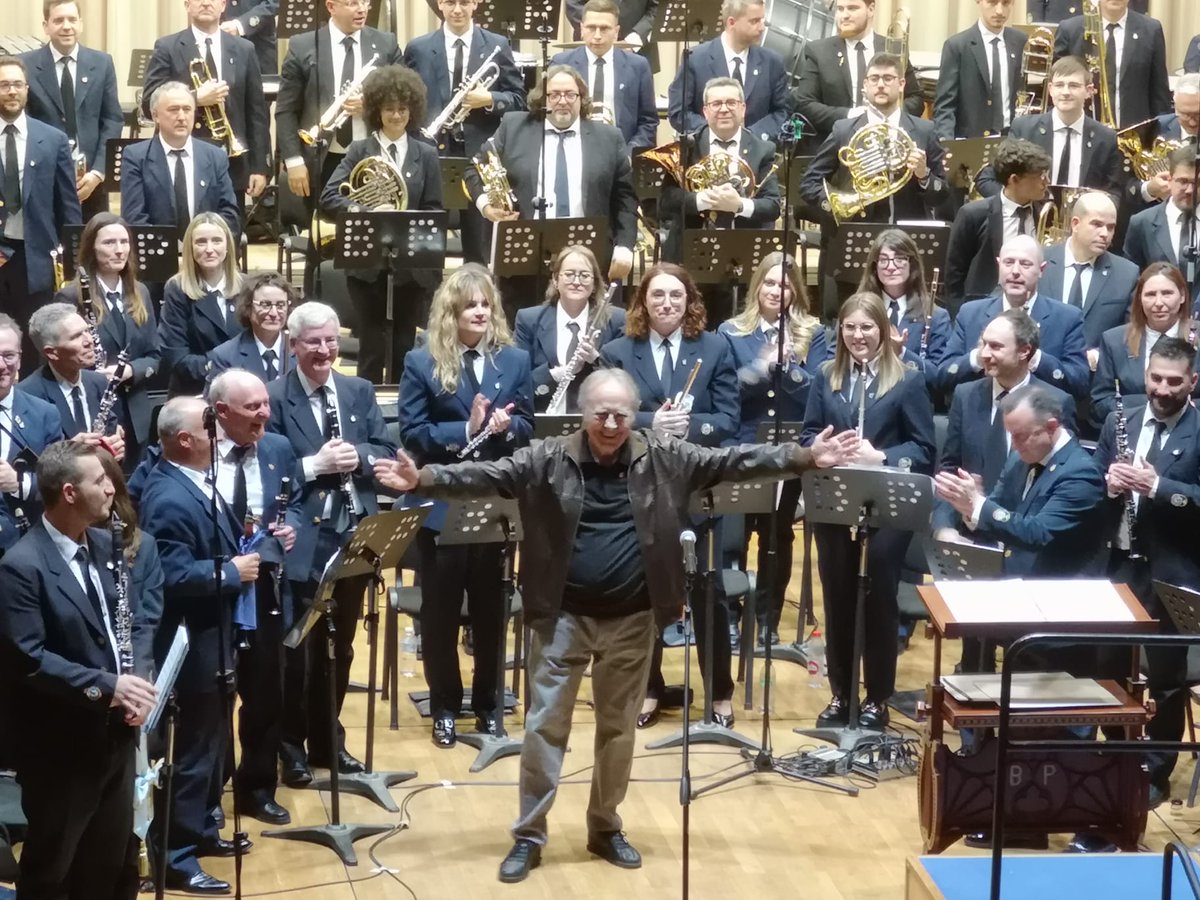 Magnífica actuació de la Banda Primitiva de Lliria en el lliurament dels premis Pare Antoni, als guardonats. Joan Manuel Serrat va interpretar 'El pare' acompanyat pels músics de la banda del Clarín.