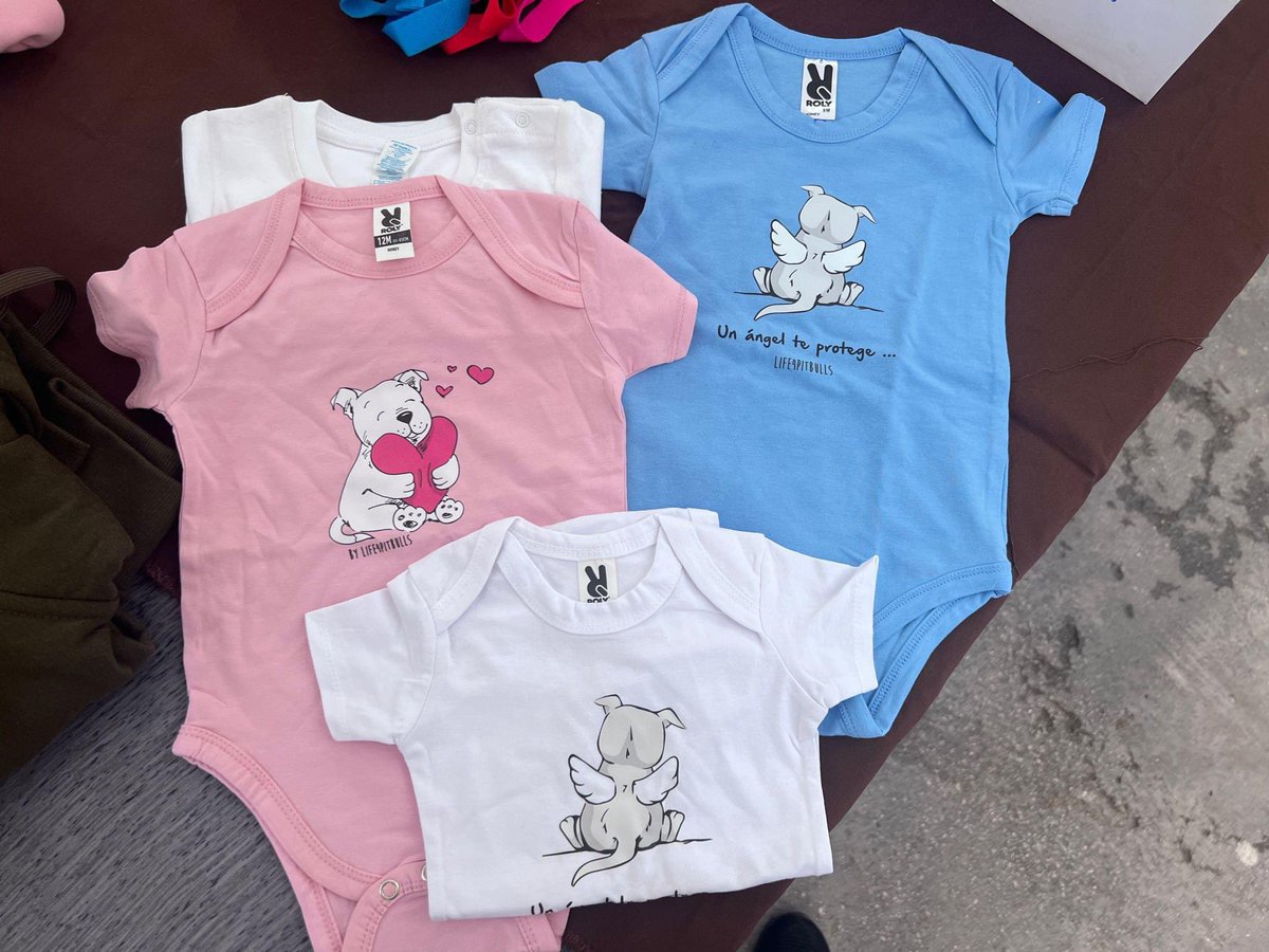 ¡Atención familias y amigos de Life4Pitbulls! Merchand adorable y solidario que os va a encantar: ¡nuestra colección de bodies para bebés! Estos bodies están disponibles en varios colores y tamaños, y lucen diseños únicos con mensajes llenos de cariño.